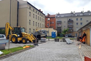 Droga dojazdowa przy bibliotece miejskiej.